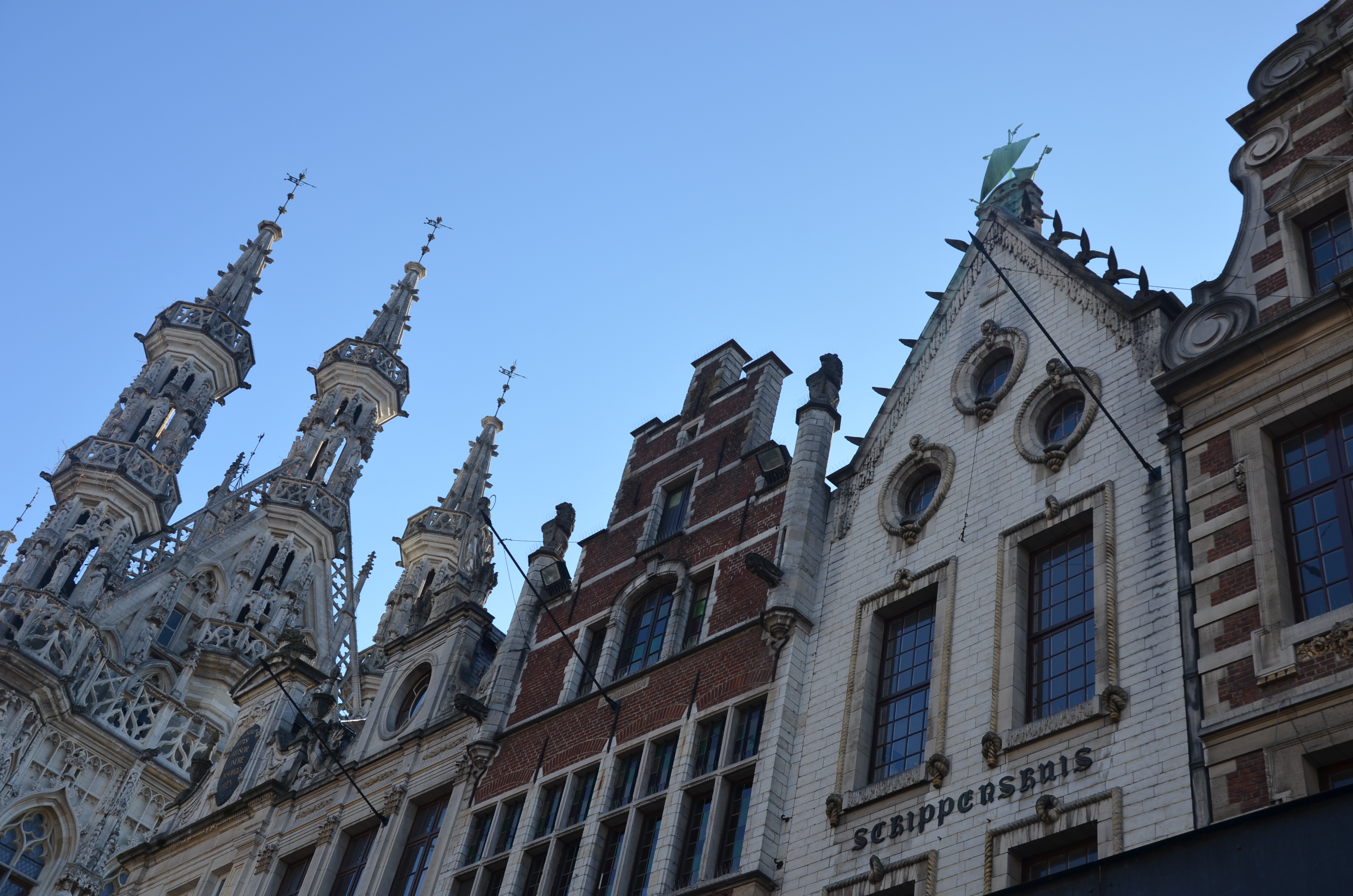 Leuveninsideout - Grote markt met oud stadhuis en oude gevels