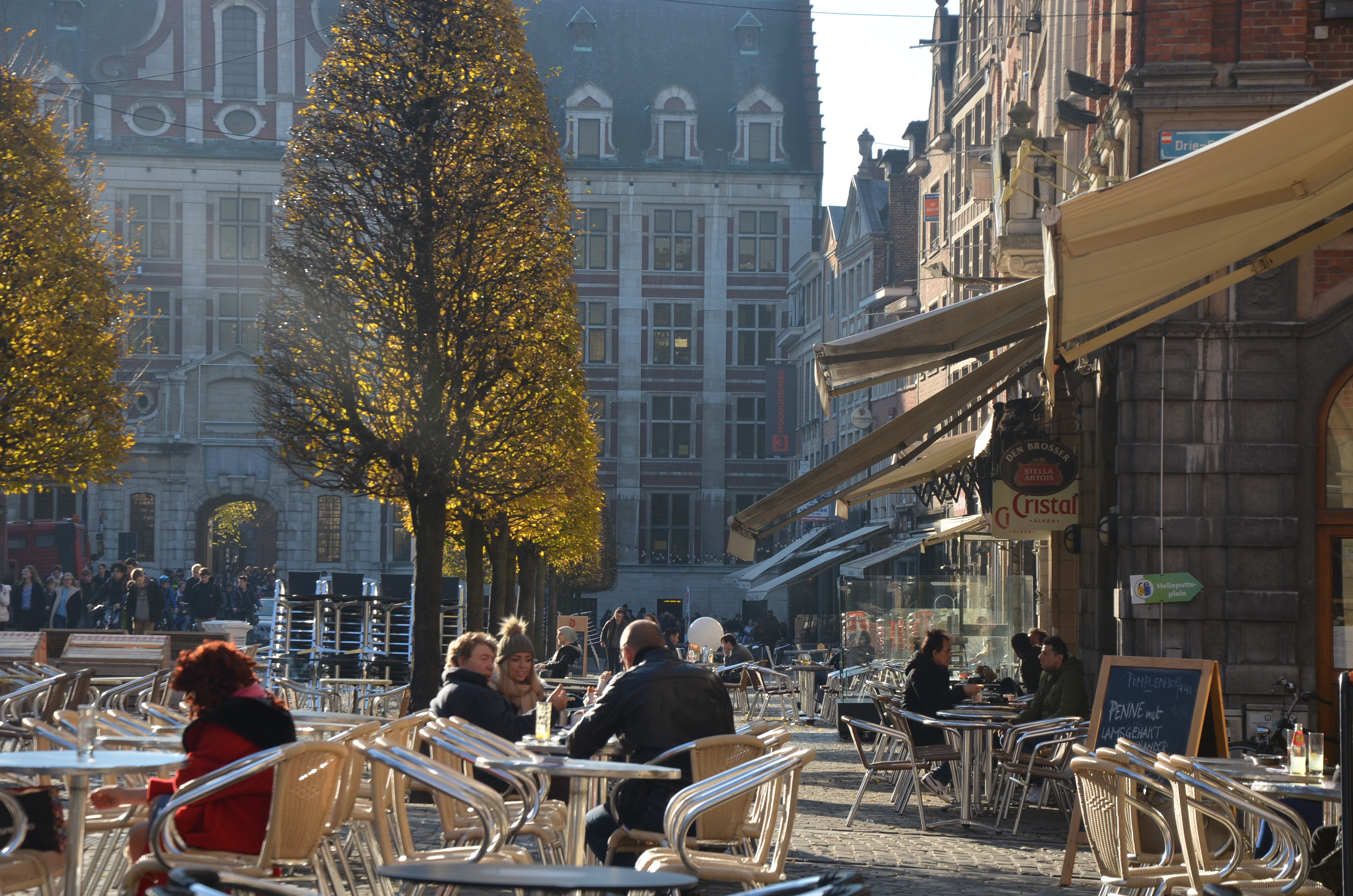 Leuveninsideout - Oude markt met zijn terrasjes in de winterzon